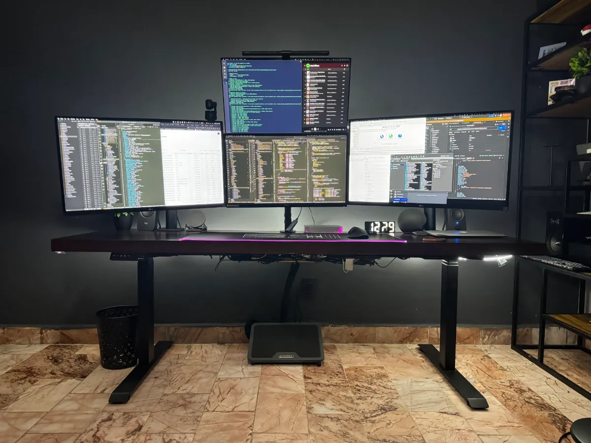 El escritorio de Jorge Saurina, con tres monitores y uno vertical arriba